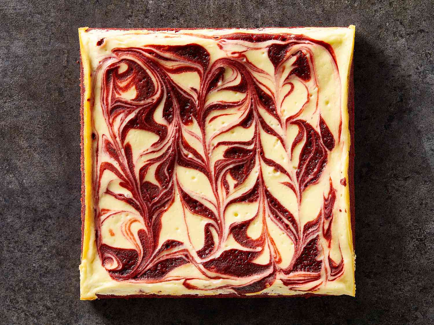 Красный бархатный чизкейк вихревые пирожные