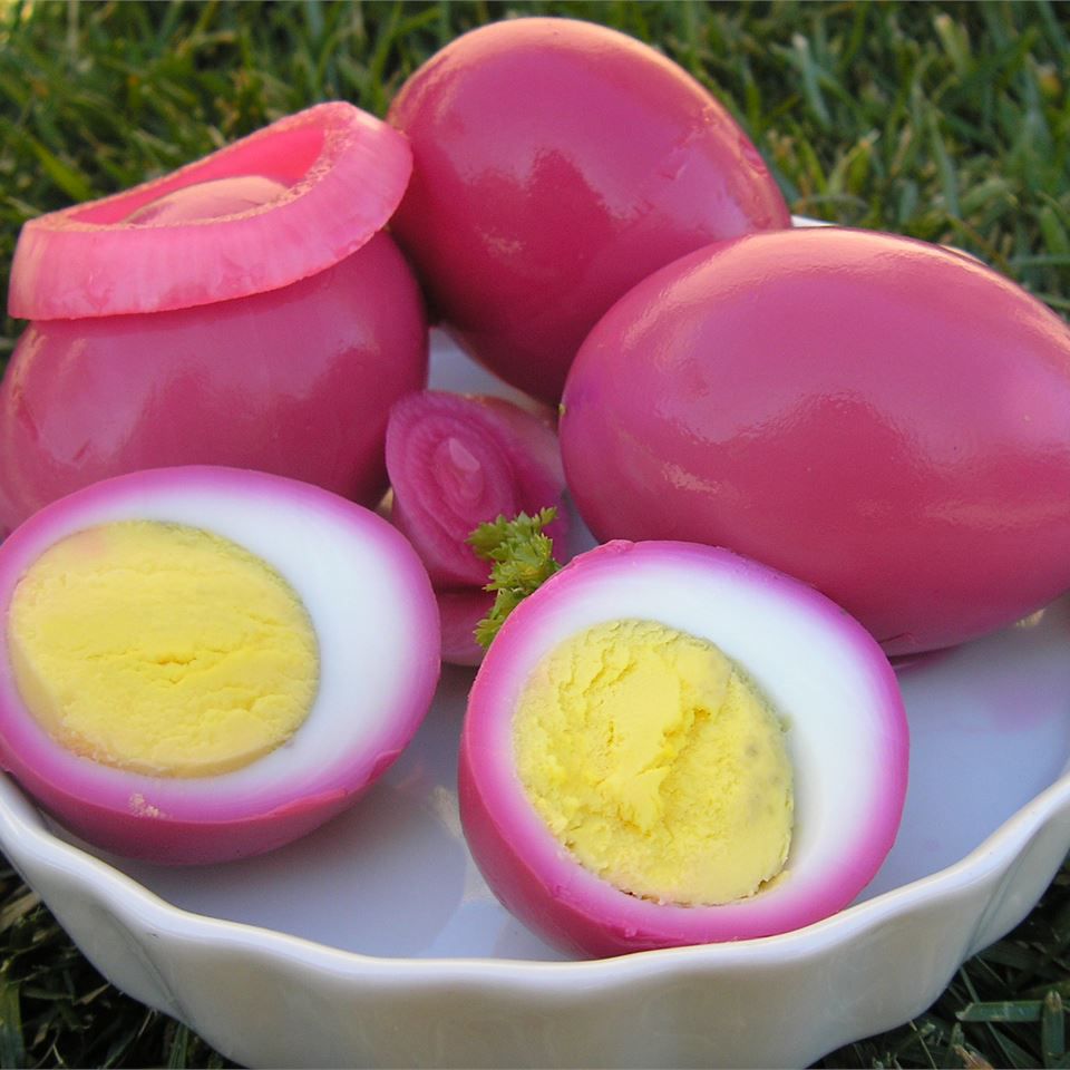 Маринованные яйца с свеклой