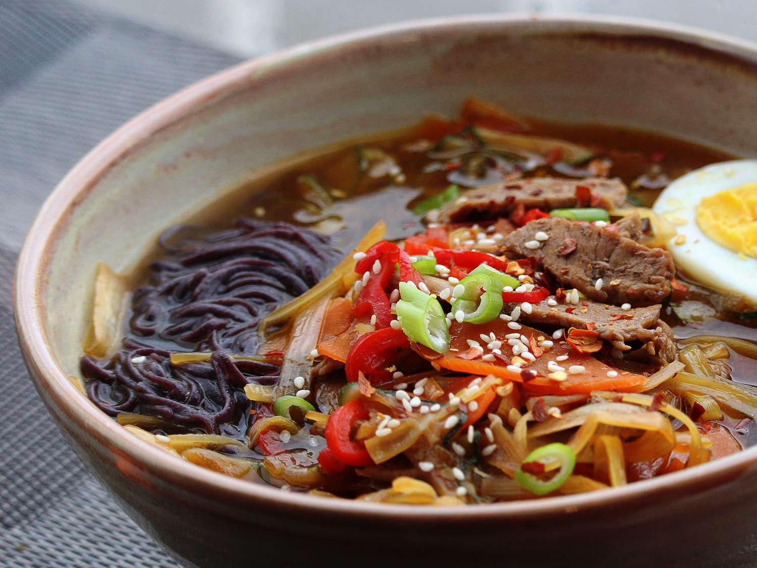 Азиатская говядина и рисовая лапша суп