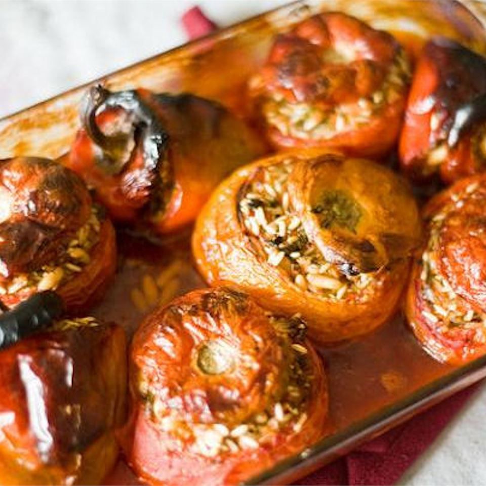 Греческие фаршированные помидоры и перец (йемиста)