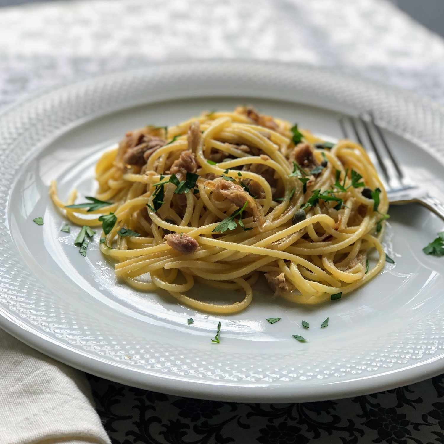 Спагетти с тунцом и каперсами