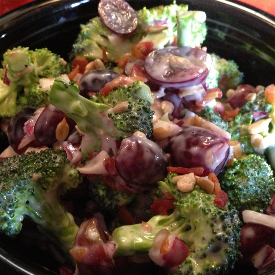 Салат из брокколи с красным виноградом, беконом и семенами подсолнечника