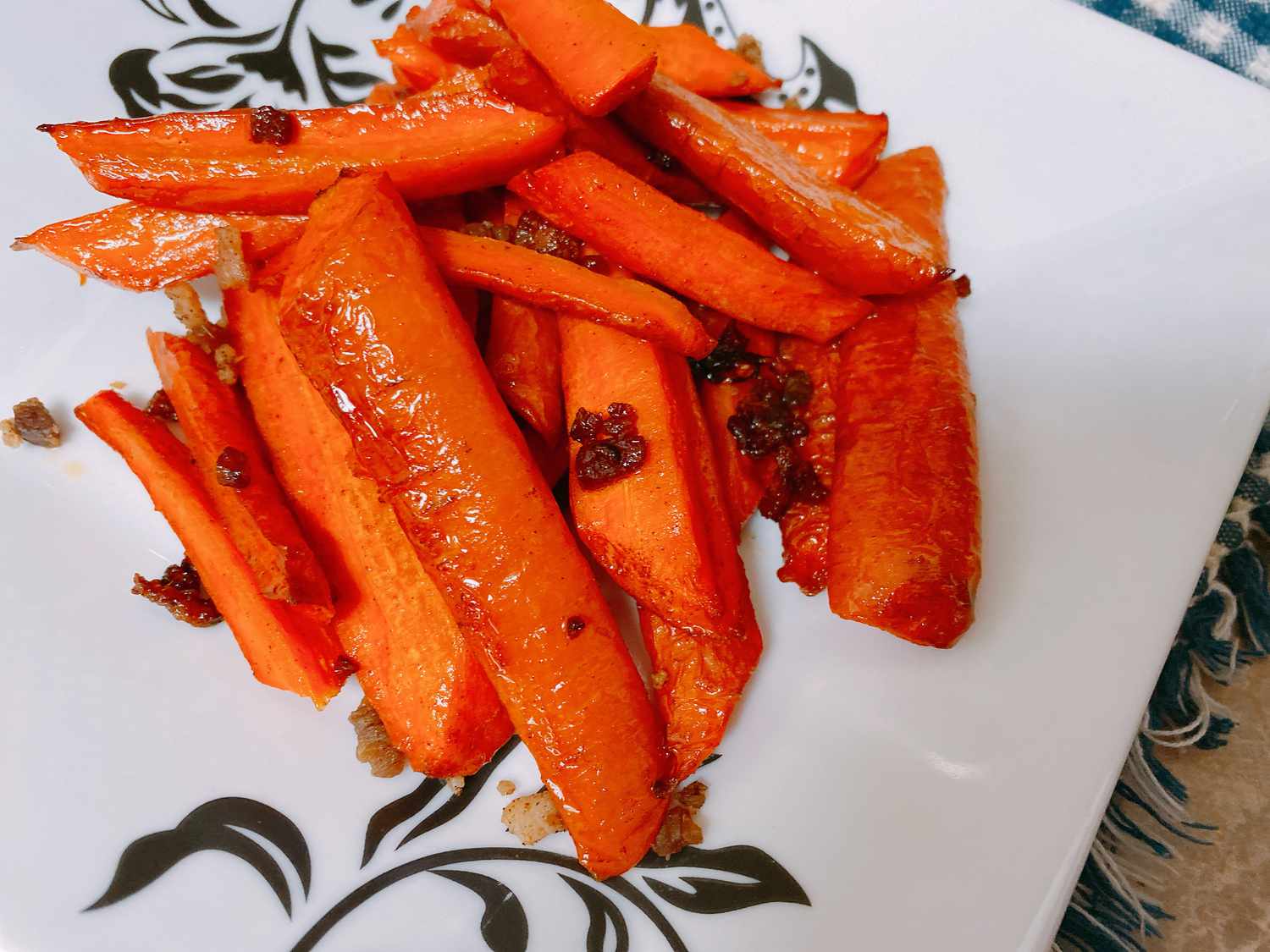 Жареная кленовая морковь с беконом
