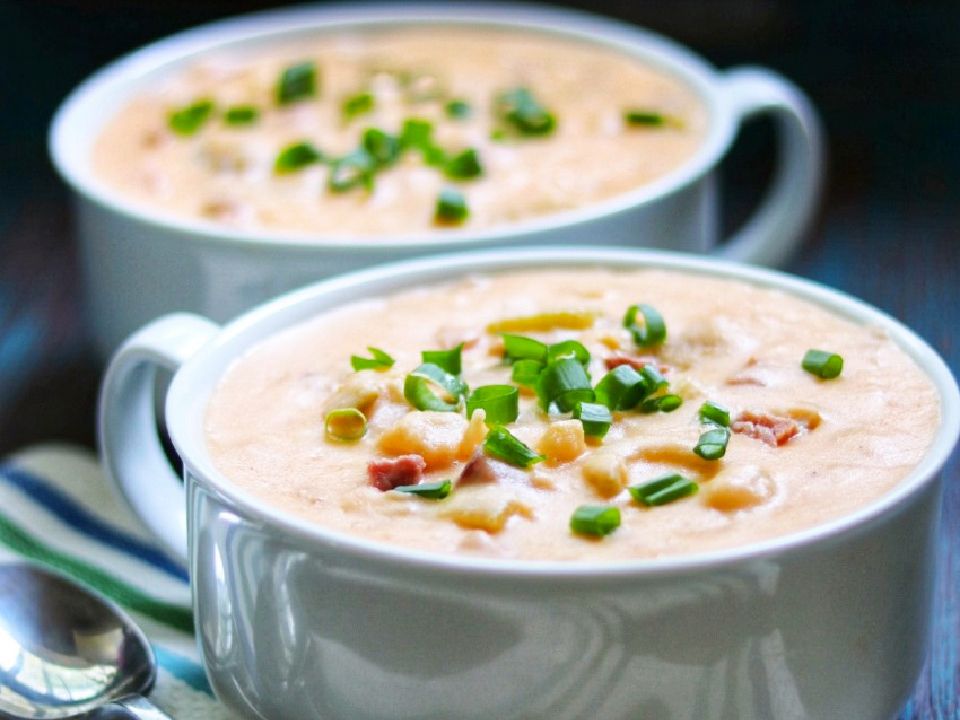 Легкий медленная плита сырно -картофельный суп с ветчиной