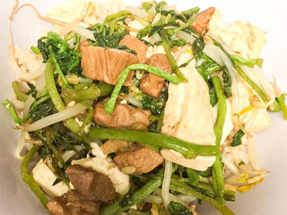 Тофу свинины с кресс -салатом и ростки бобов