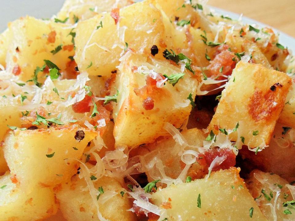 Жареный картофель с беконом, сыром и петрушкой
