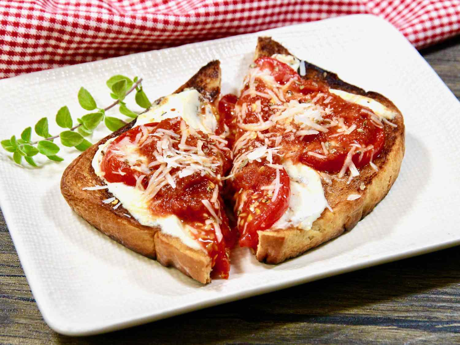 Пицца тост с бурратой и помидором