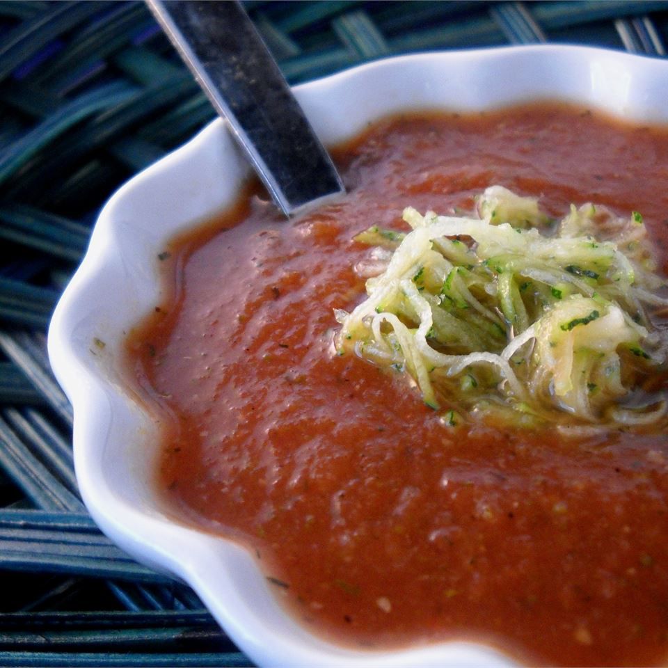 Свежий томатный суп цуккини