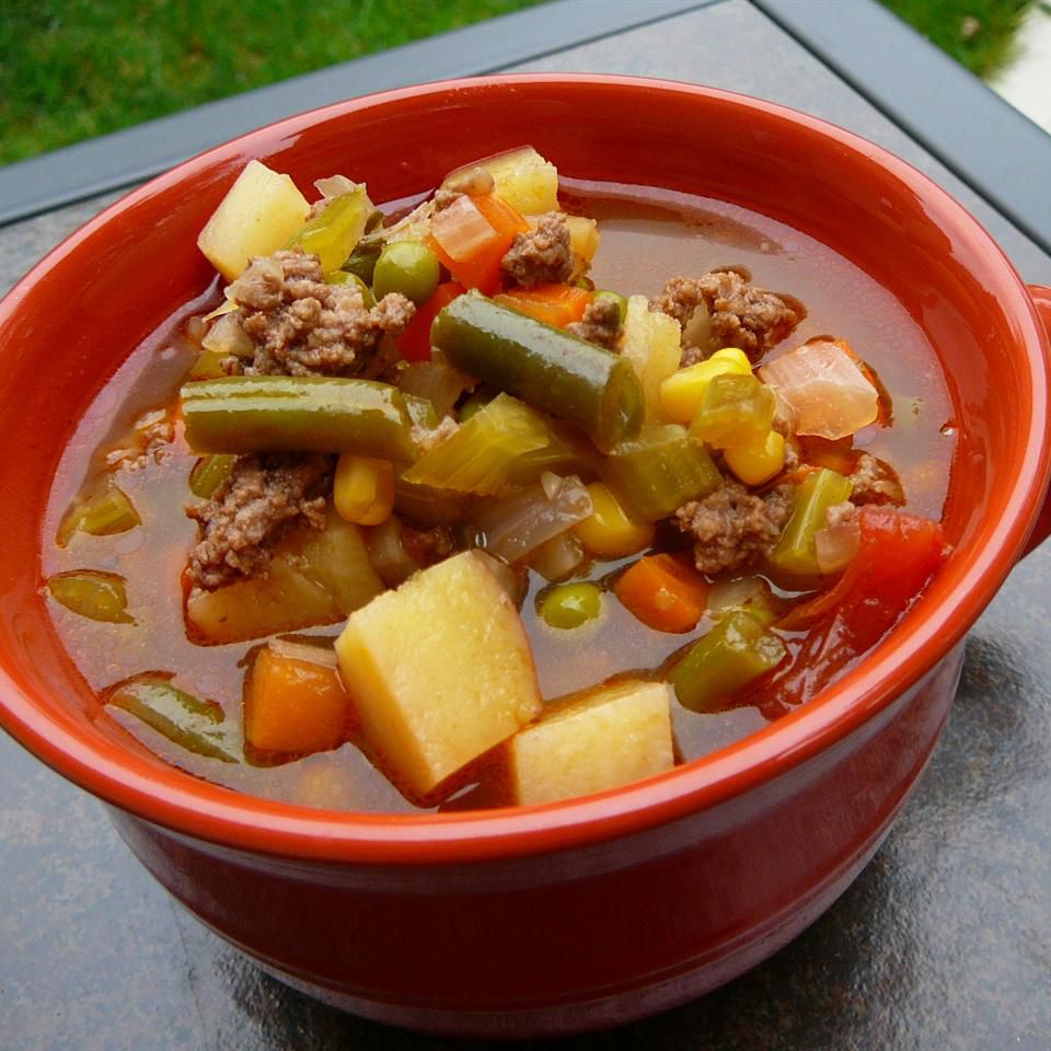 Бабушка медленная плита говядина и овощный суп