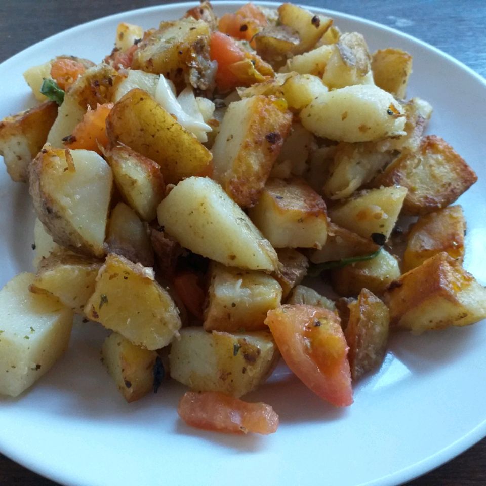 Жареный картофель с помидорами, базиликом и чесноком