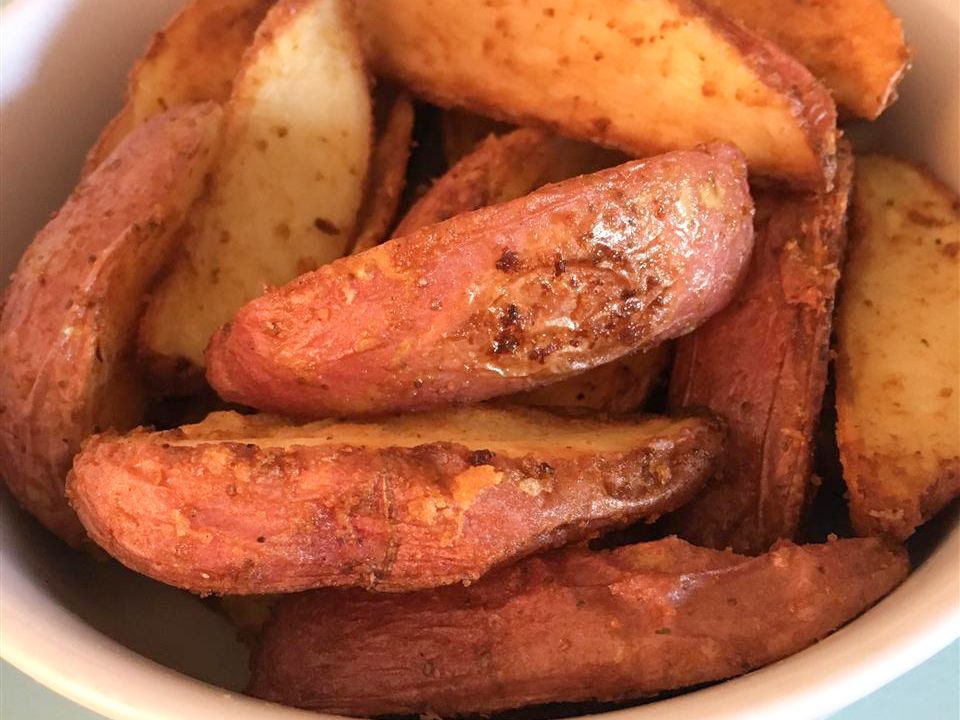 Выпеченные запеченные картофельные клинья