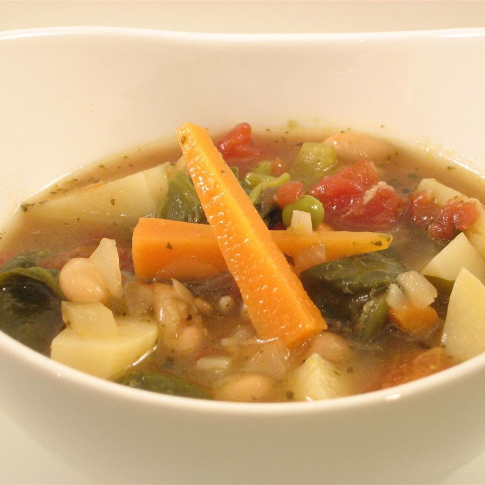 Итальянский овощной суп с фасолью, песто шпината