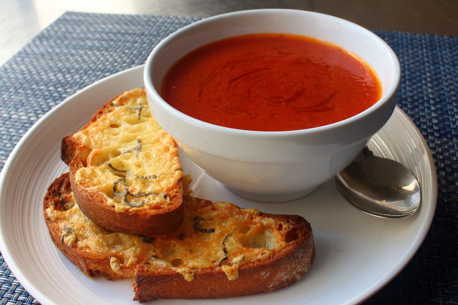 Свежий томатный суп с хрустящим сыром тостом