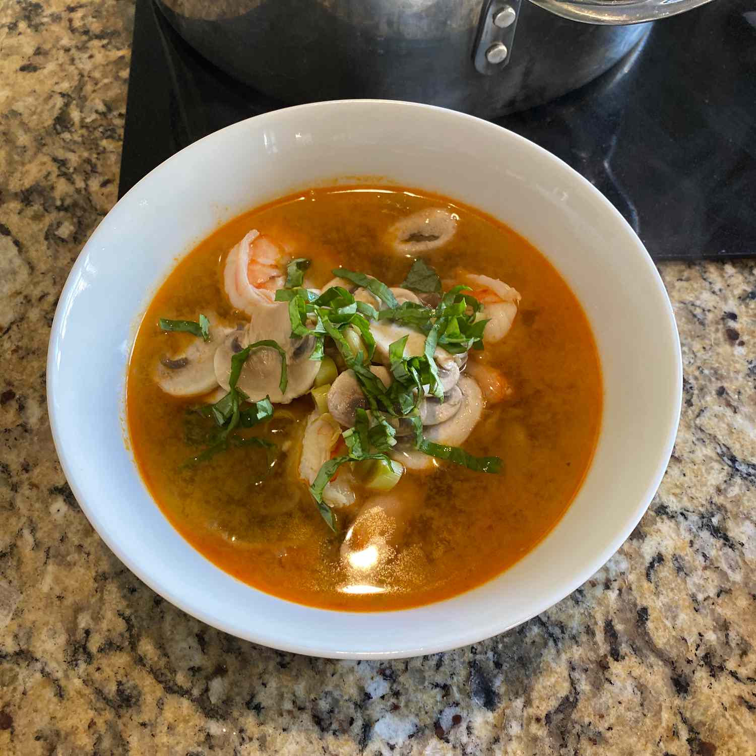 Тайский горячий и кислый суп