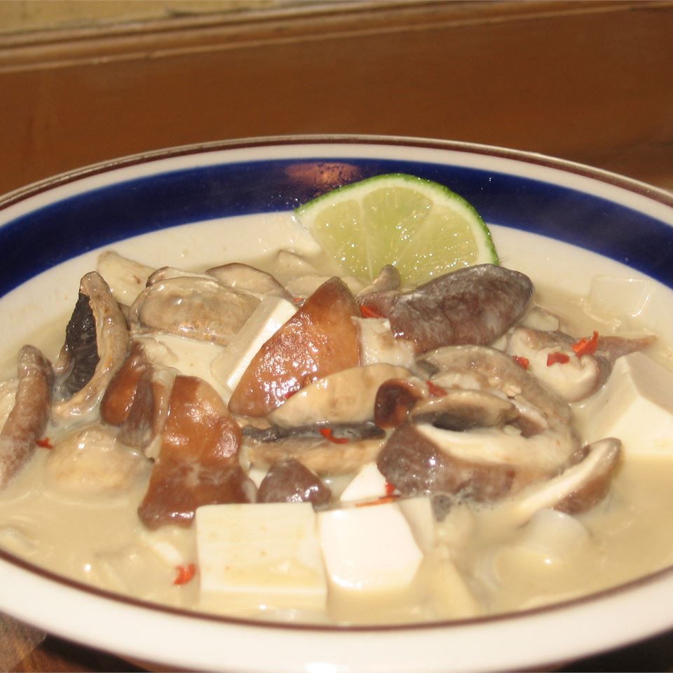 Тайский суп с красным карри тофу