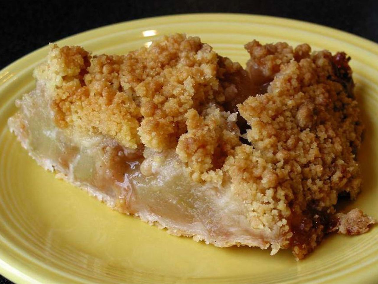 Яблочный пирог с ванильным соусом