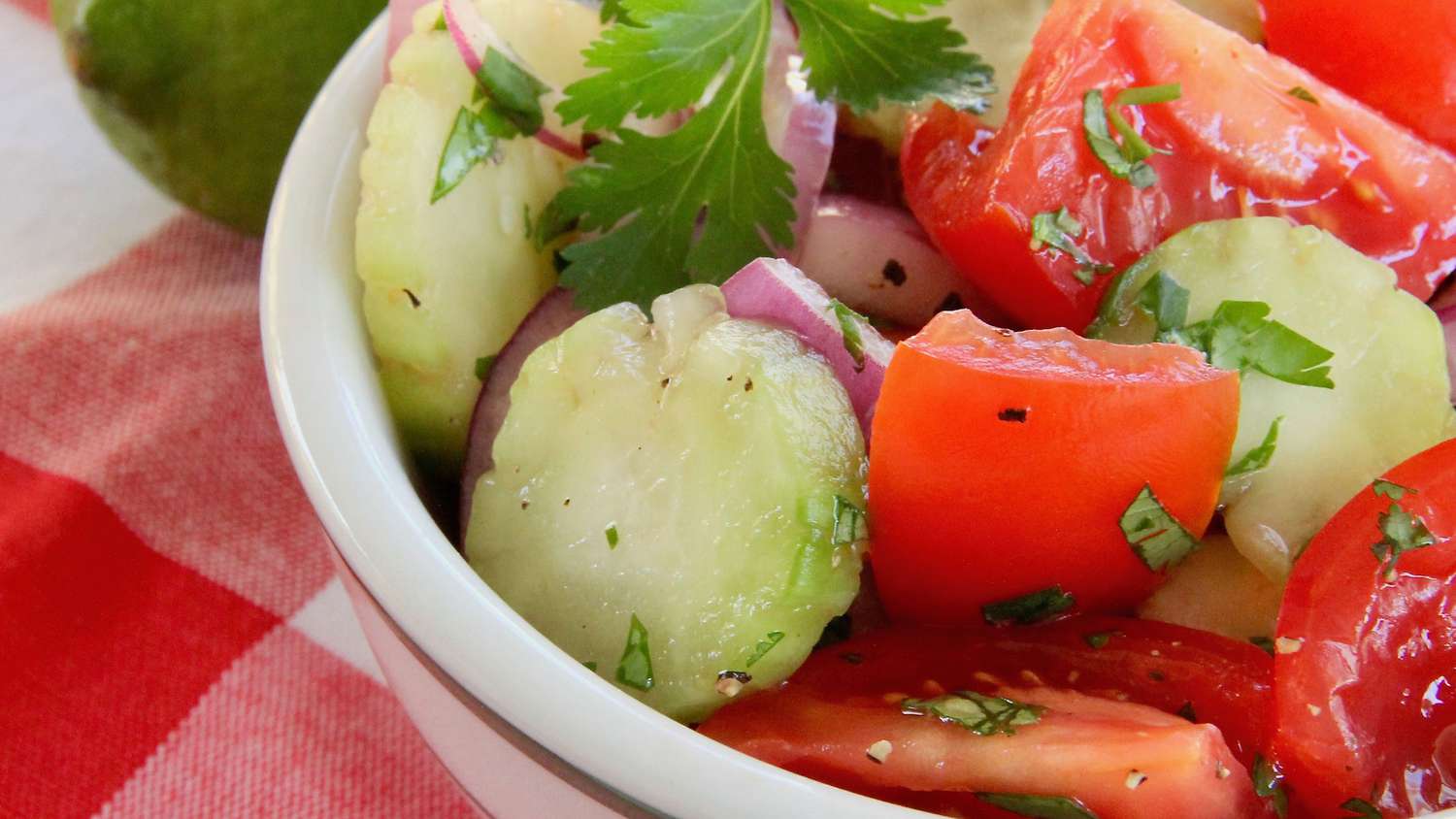 Салат из огурца, помидоров и красного лука