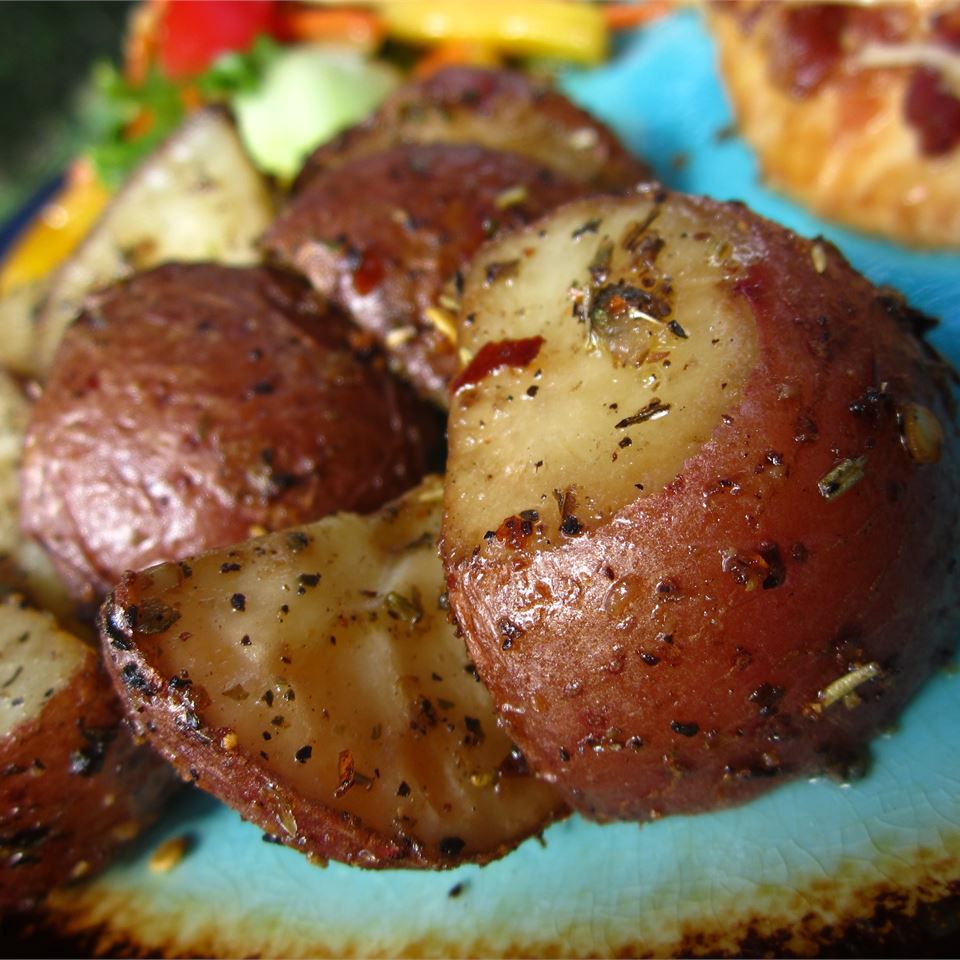 Жареный красный картофель в духовке