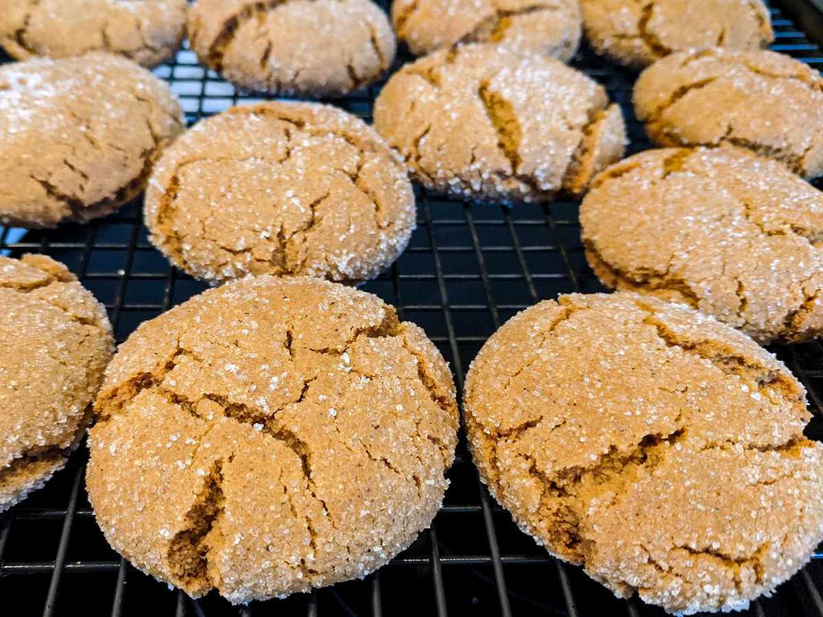 Soft Molasses Cookies v