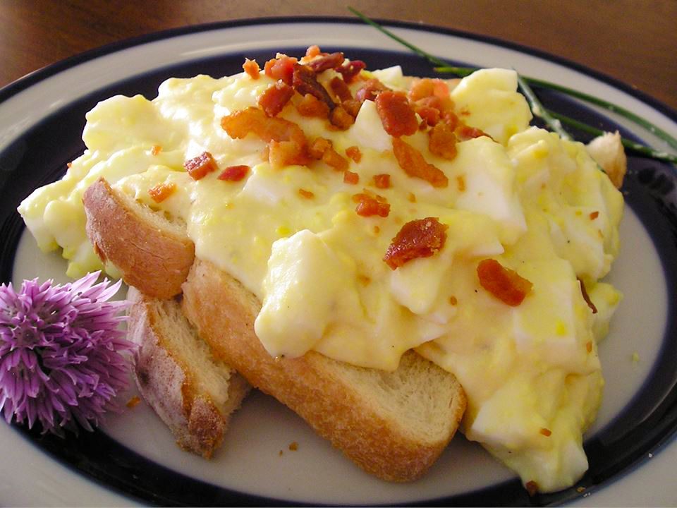 Яйца с кремом на тосте