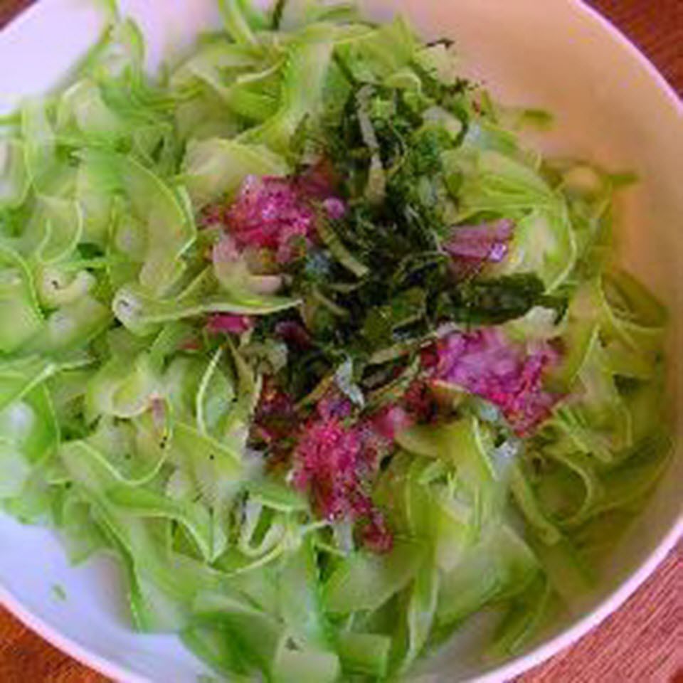 Салат из цуккини с травами и красным луком