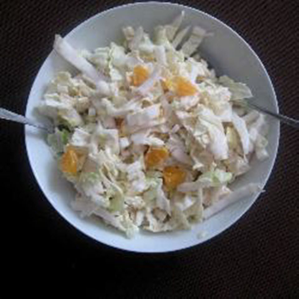 Салат из капусты напа с апельсинами мандарина и яблоком
