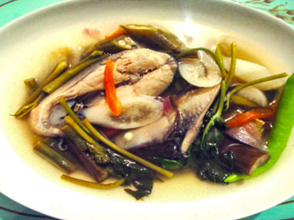 Sinigang na bangus (филиппинская молочная рыба в бульоне тамаринда)