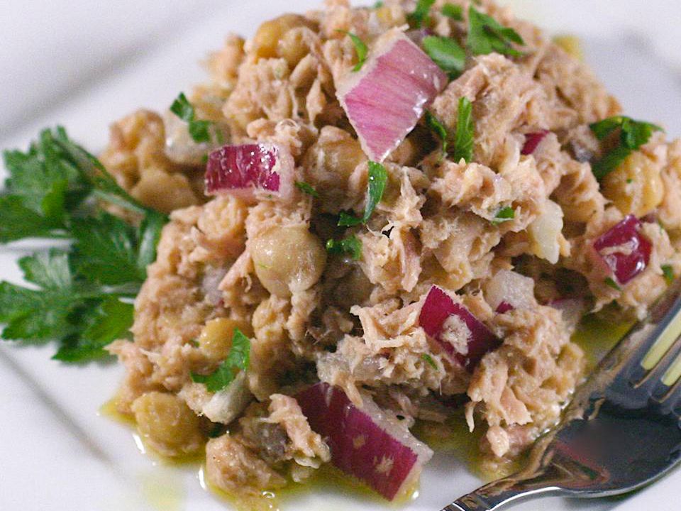 Средиземноморский салат из тунца