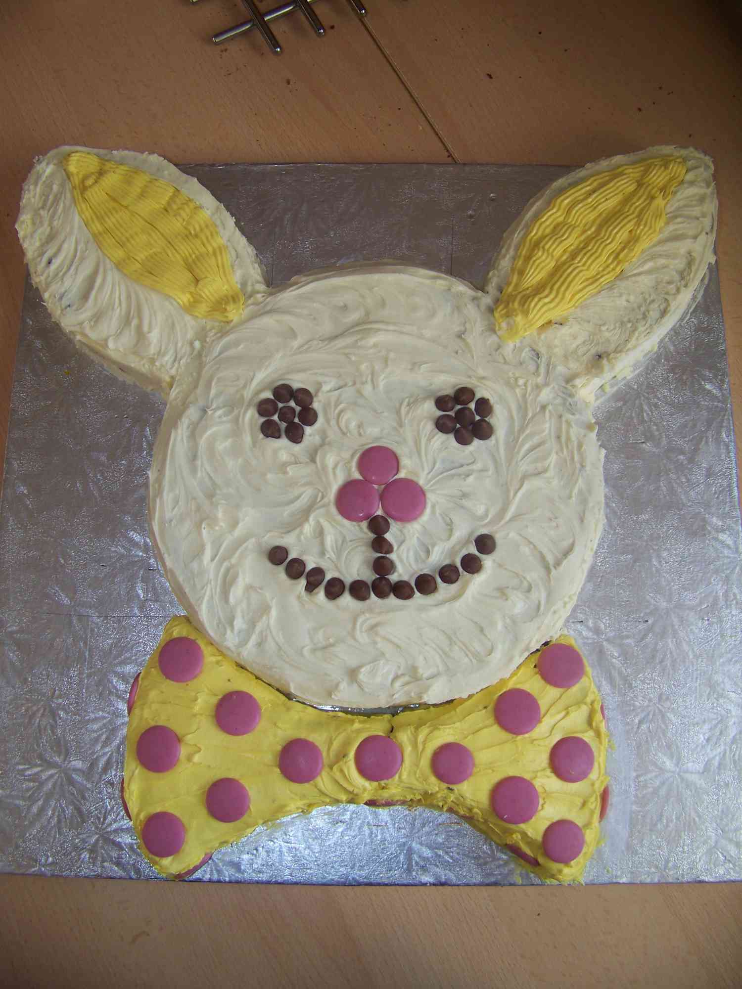 Торт кролика с круглыми кастрюлями