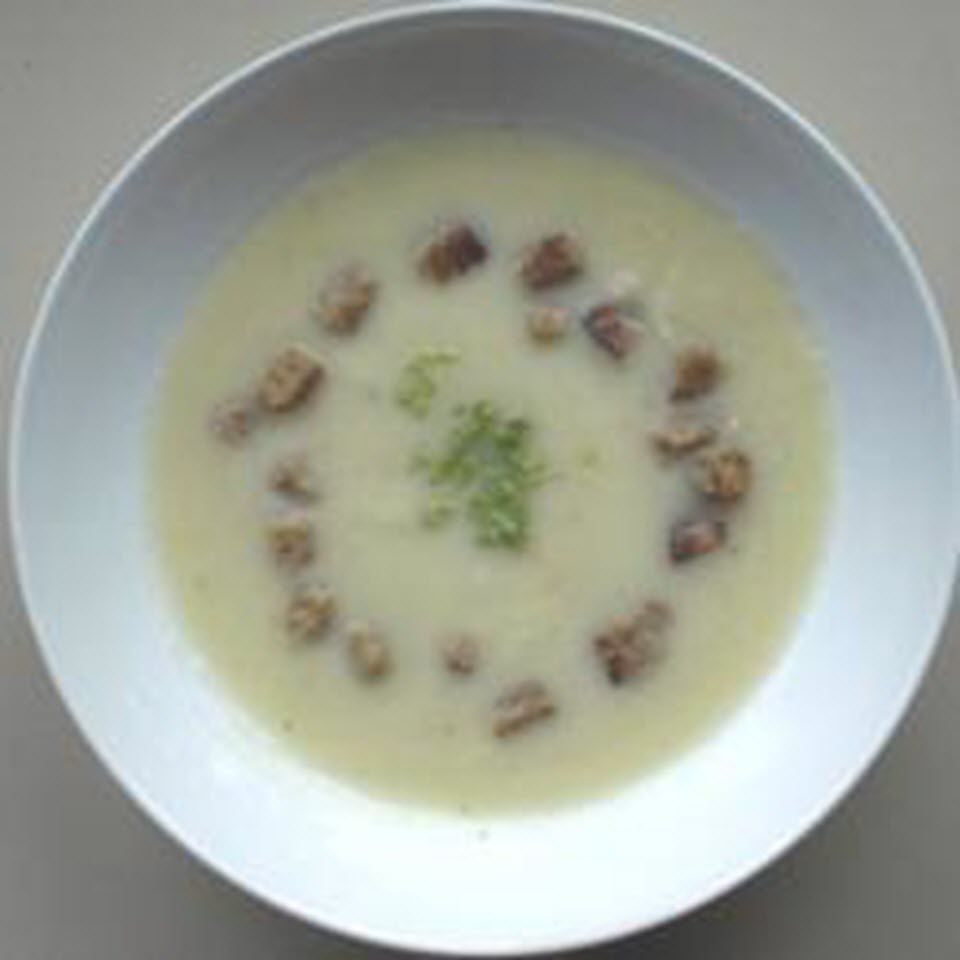 Корневой суп сельдерея с гренками
