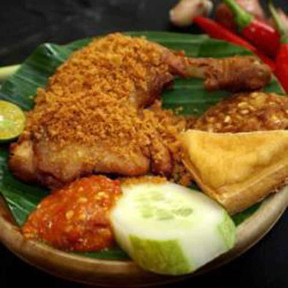 Ayam Penyet Pedas (индонезийская пряная курица Penyet)