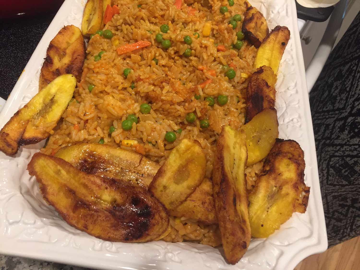 Нигерийский рис с курицей и жареными бананами