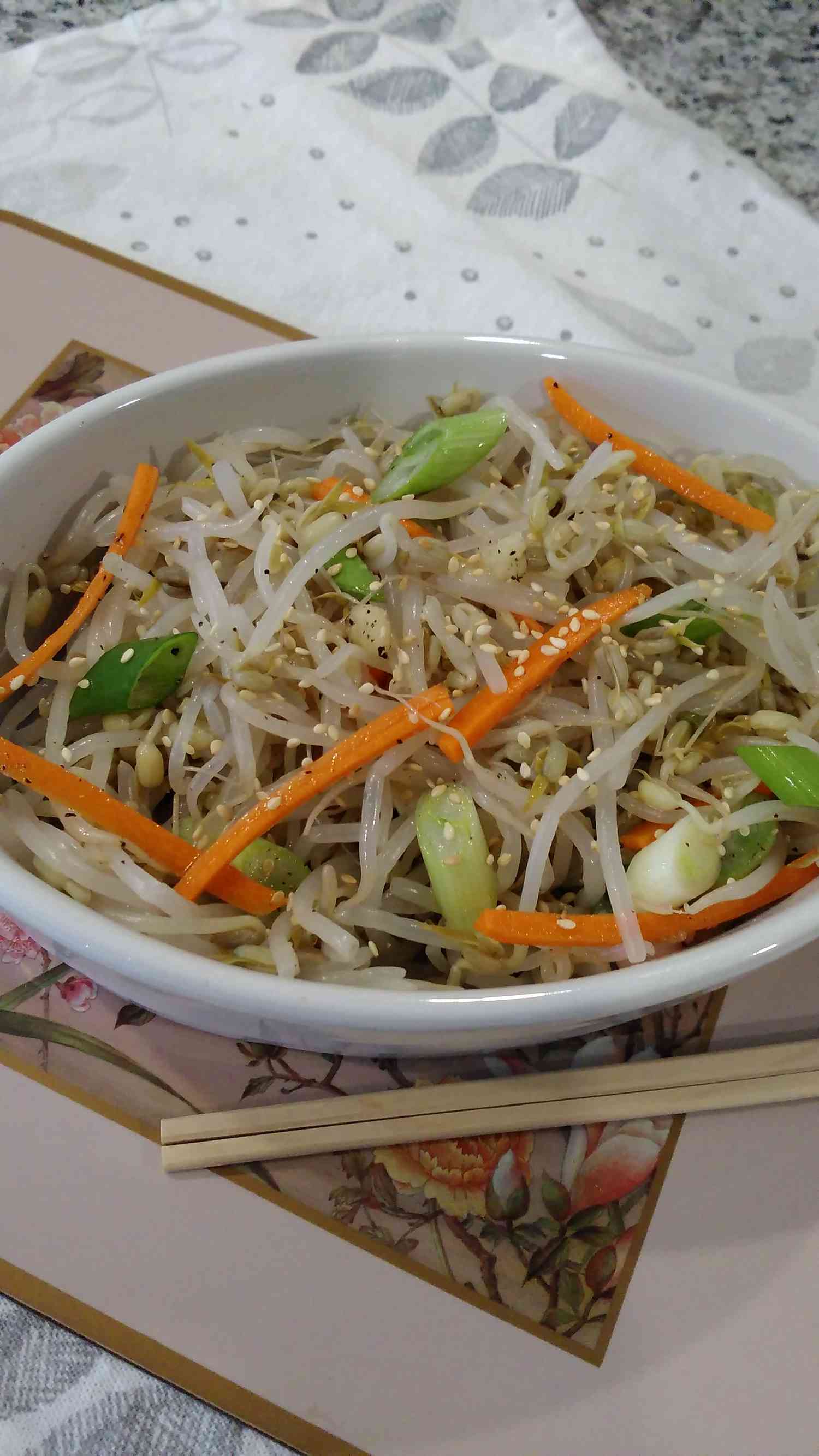 Sukju Namul (салат из ростки Mung Bean)