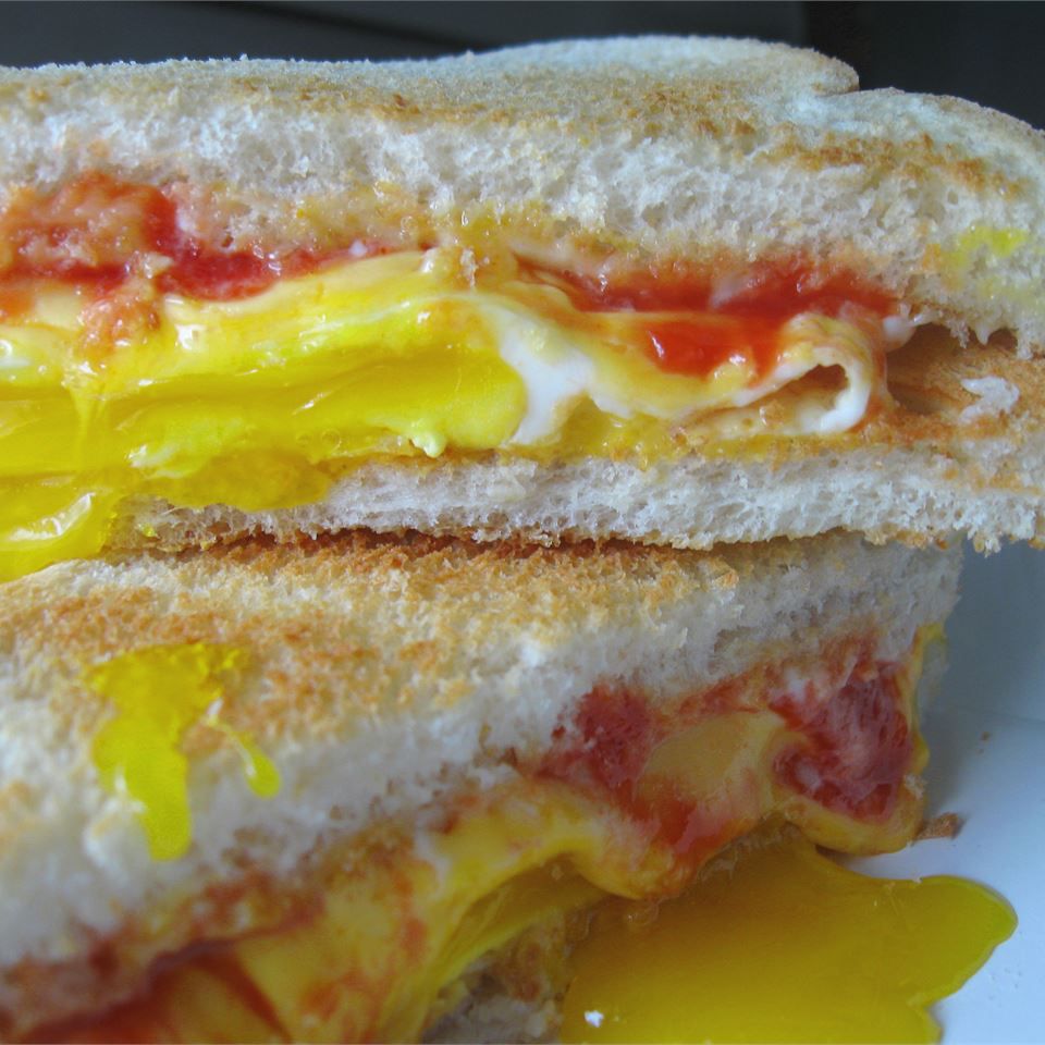 Жареный сэндвич с яйцом