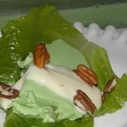 Тетя Мейблс сформировал салат из авокадо с поджаренными орехами ореха
