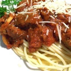 Спагетти с томатным и колбасовым соусом