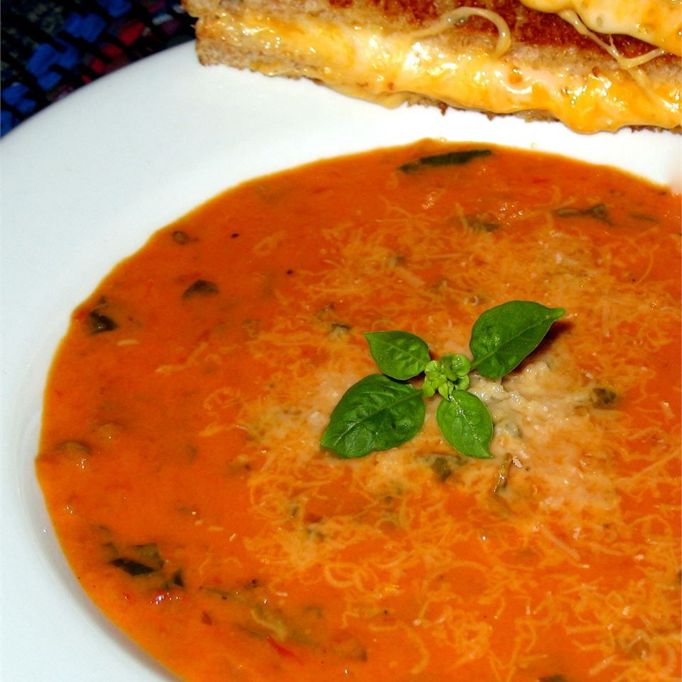 Томатный шпинат и суп базилика