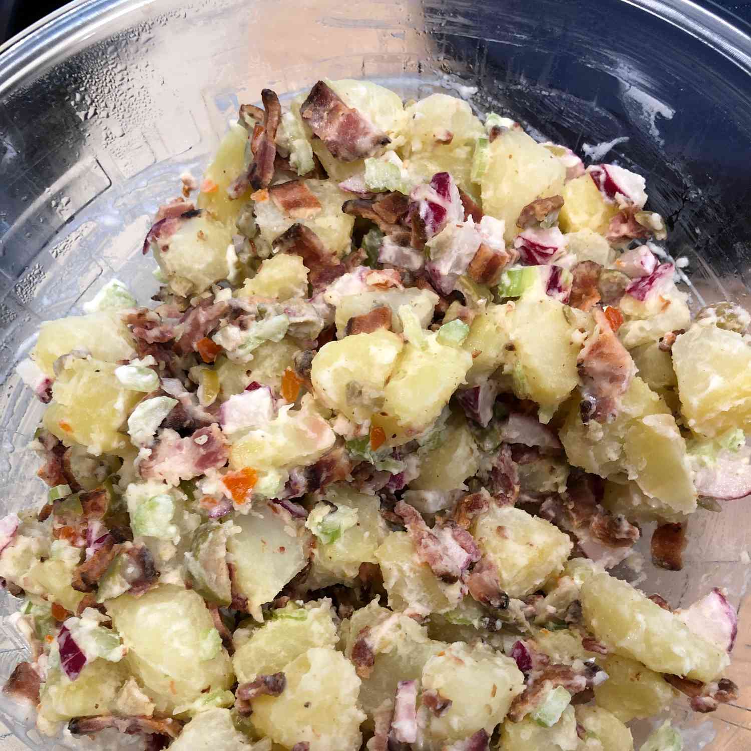 Картофельный салат с беконом, оливками и редьками