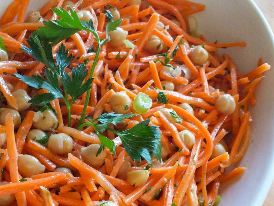 Быстрый и легкий салат из морковки и нута