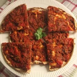 Lahmahjoon (армянская пицца)