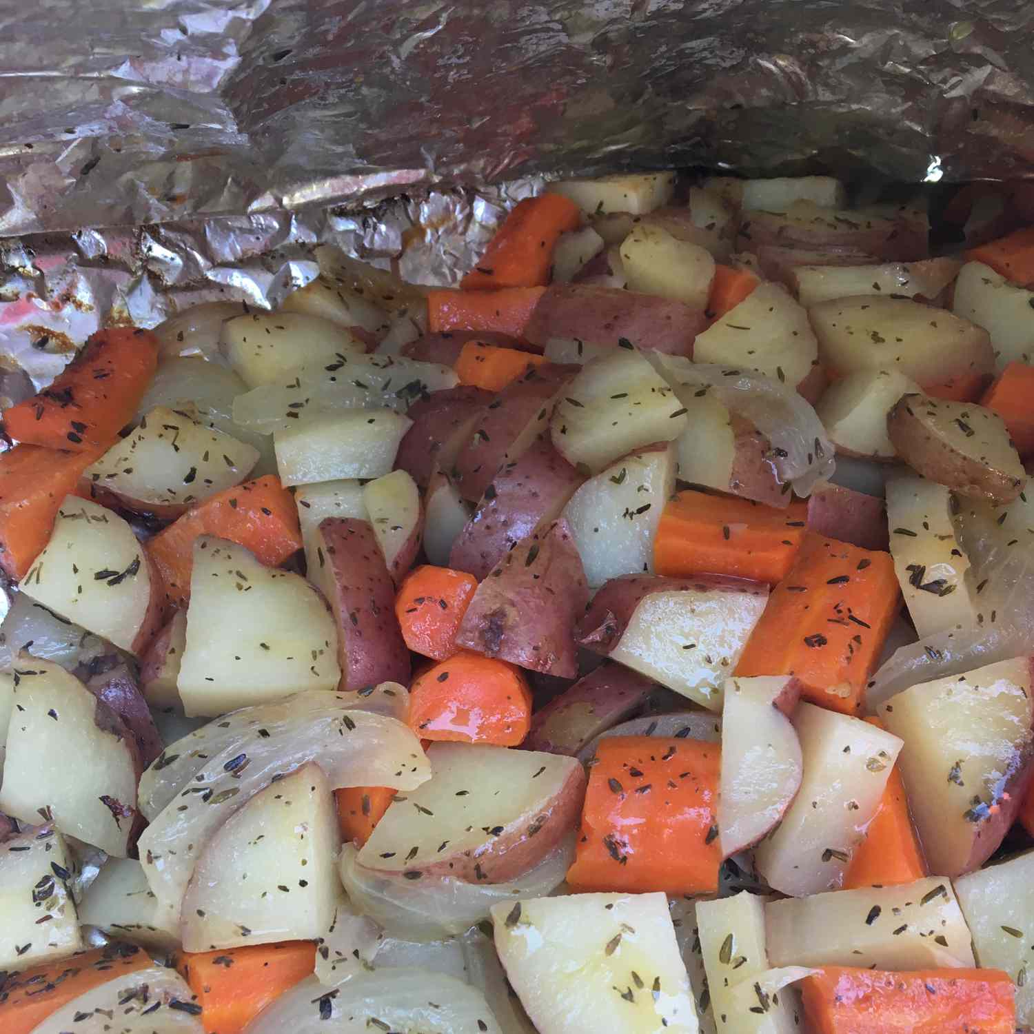 Жареный картофель, морковь и луковая фольга