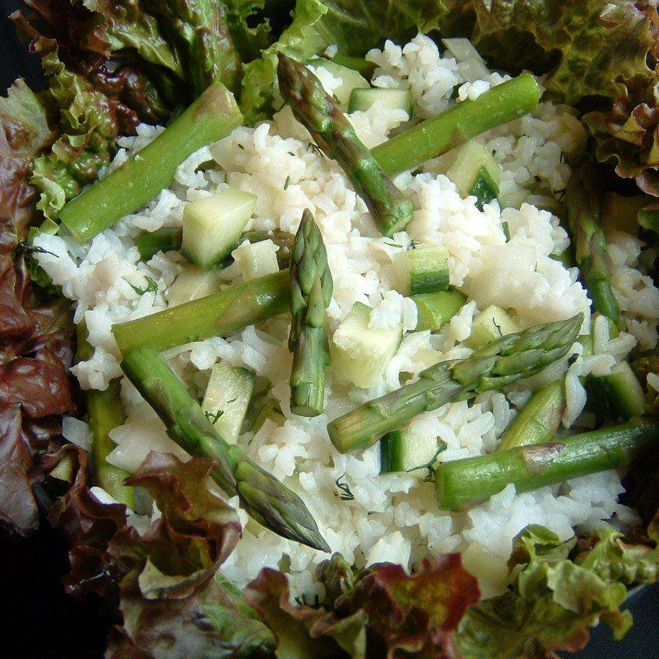 Рис, спаржа и салат из огурца