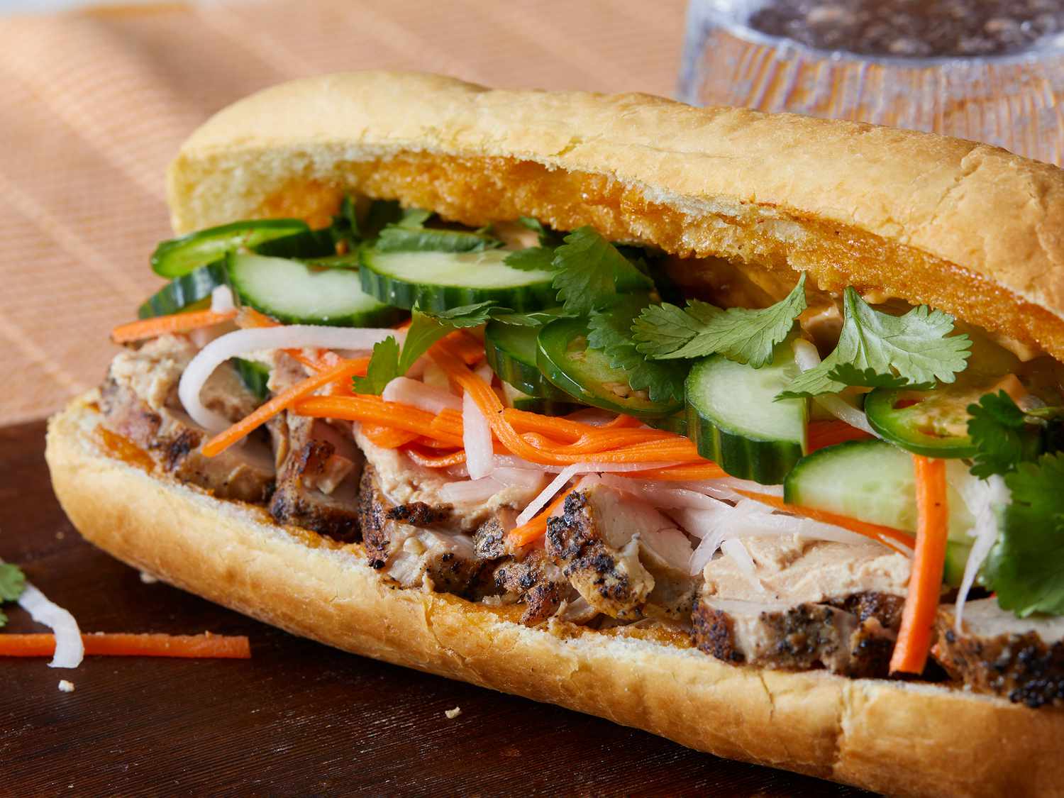 Жареная свиная Bnh M (вьетнамский бутерброд)