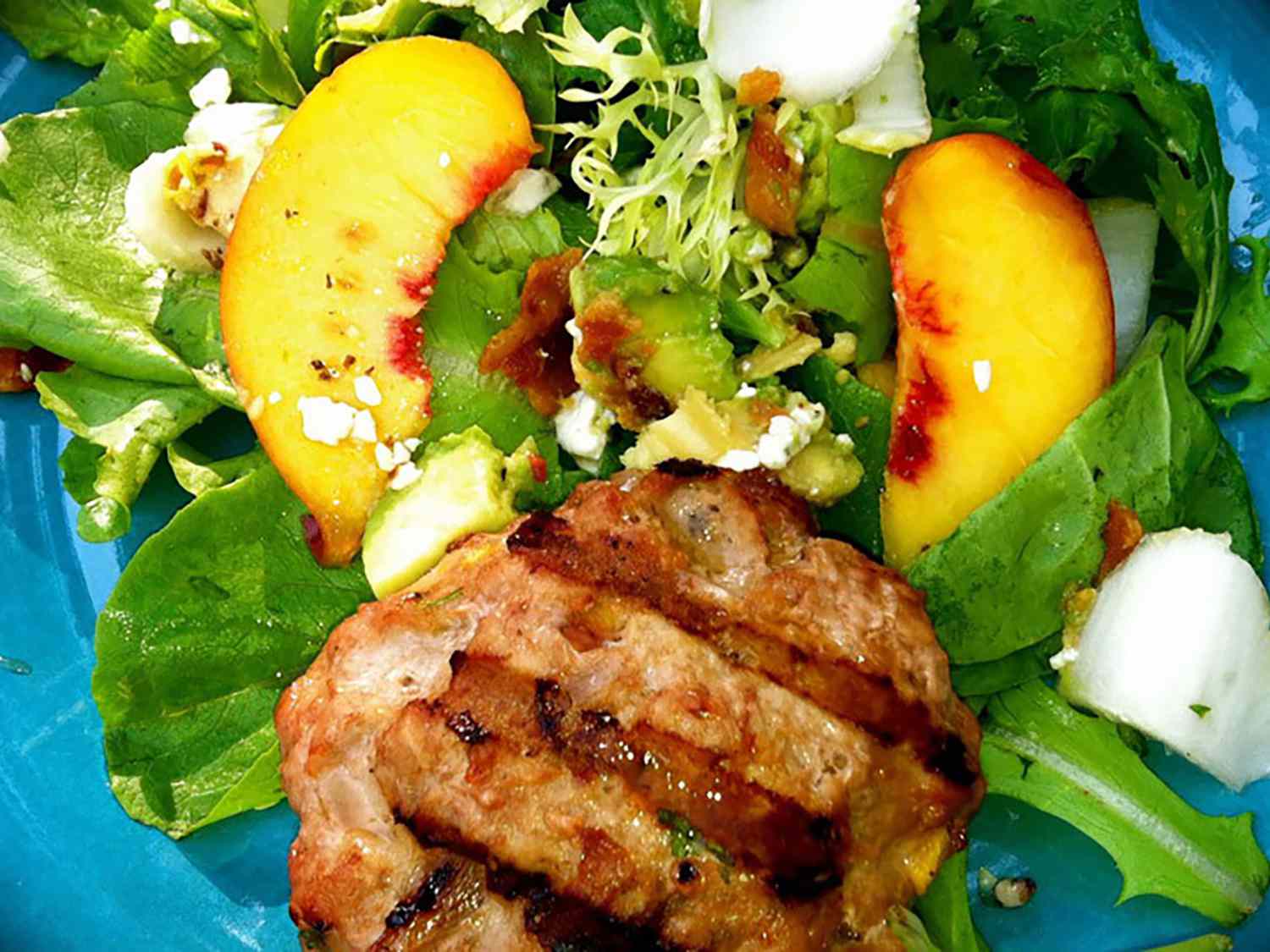 Peachy Turkey Burger Over Greens с Endive, Bacon, Avocado и Gorgonzola