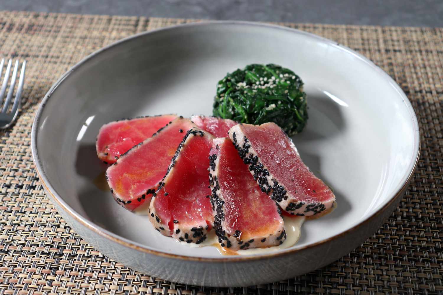 Кунжутный тунец и салат из шпината суши