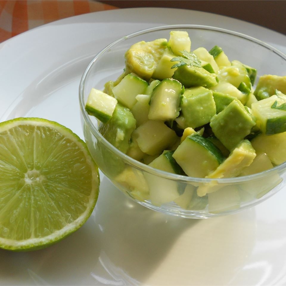 Острый салат из огурца и авокадо