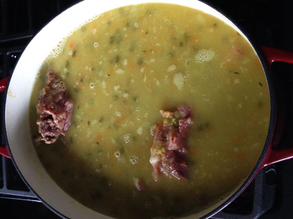 Кость ветчины и зеленый суп из гороха