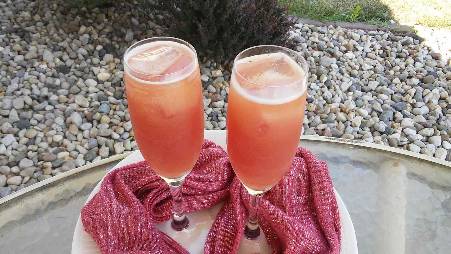 Розовый шампанский коктейль
