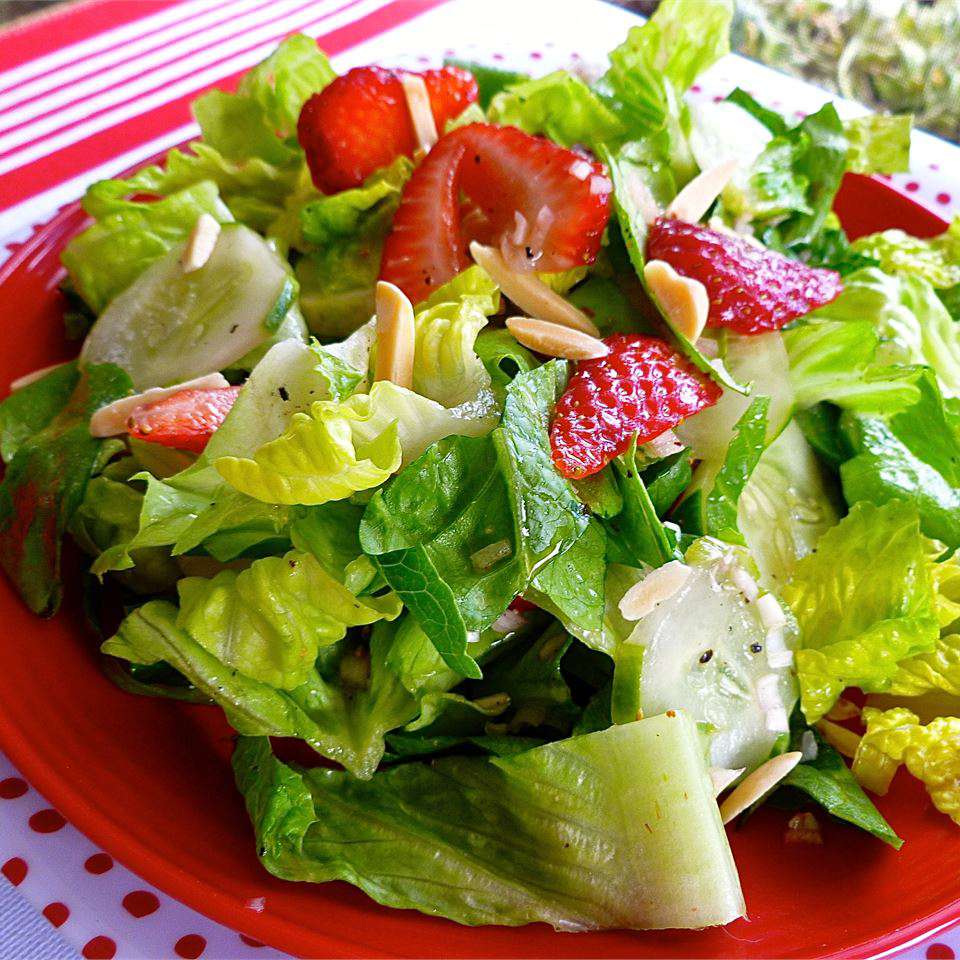 Легкий и быстрый летний салат из клубники