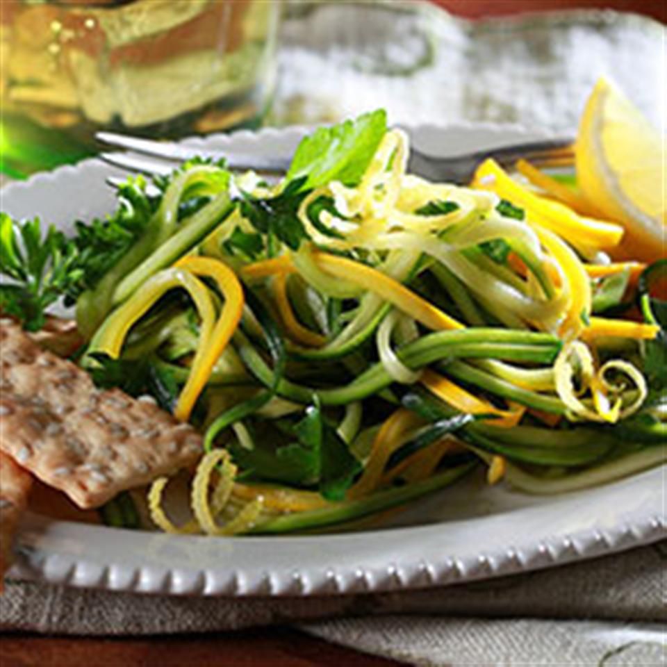 Травянистый салат с лимонным винегретом